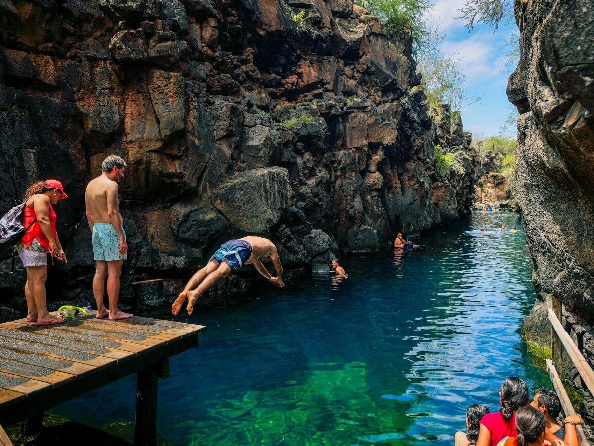 Galapagos - family swimming