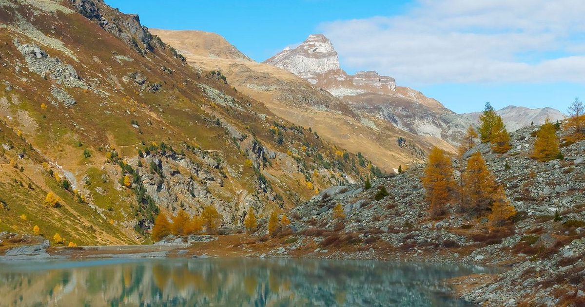 2560x633-Alpine-lake-near-